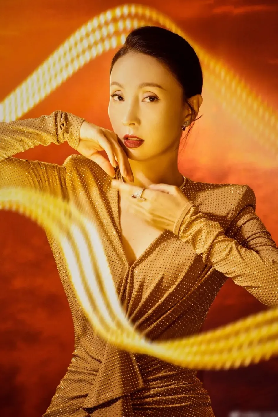 陶红穿连衣裙参加时尚派对,简直就像一条金色的“美人鱼”