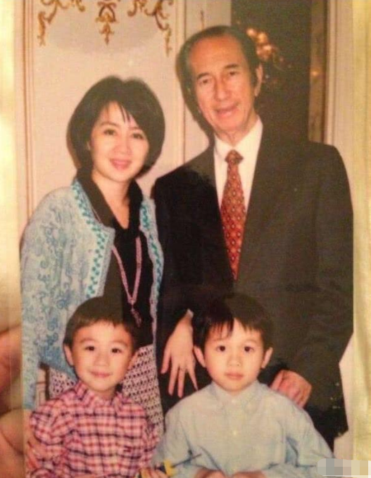 赌王四太年轻时美过李嘉欣？本以为开玩笑，看到旧照我懵了