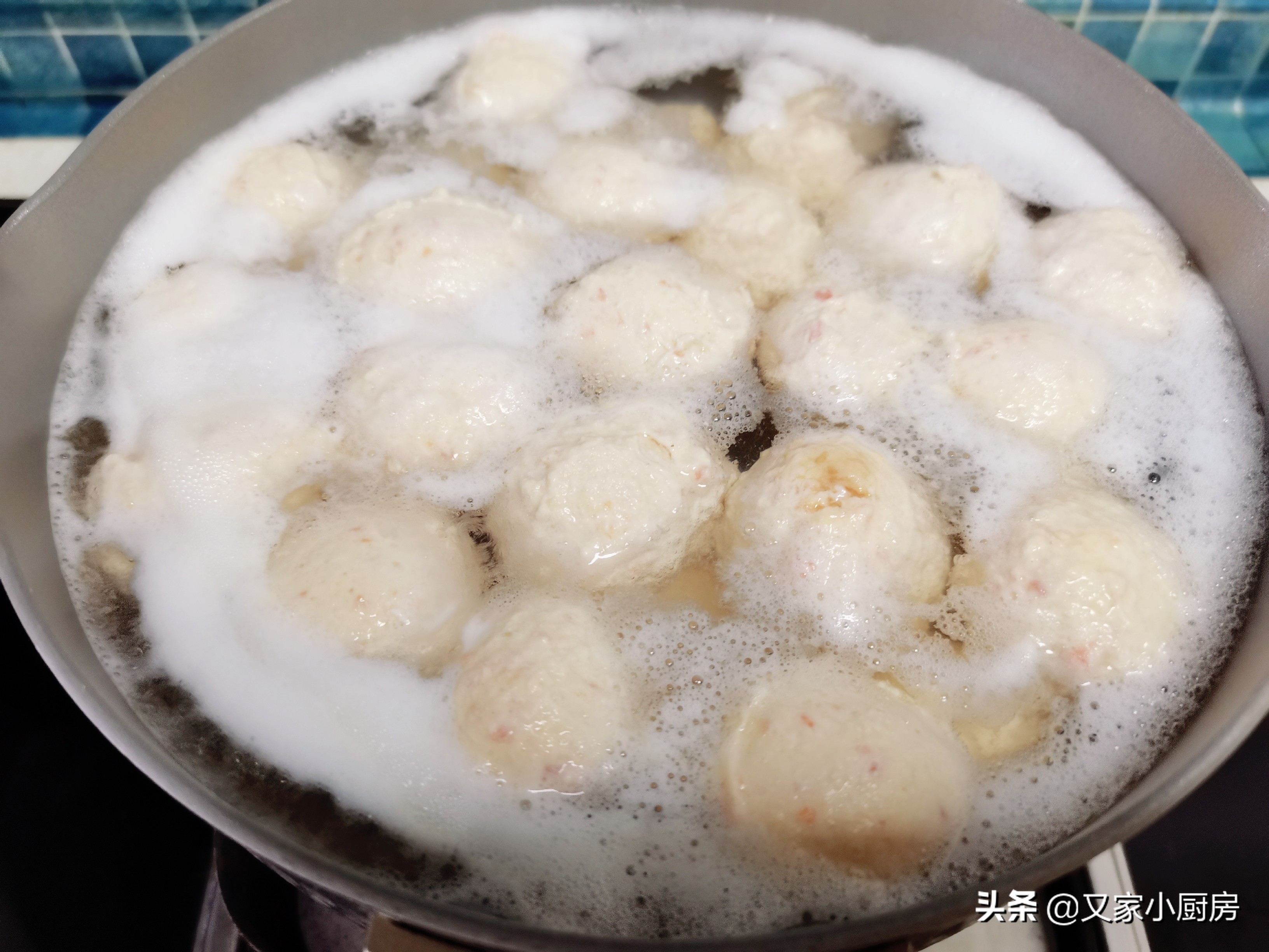 孩子爱吃的鸡肉丸子，详细步骤出来了，Q弹好吃，做法简单还省事