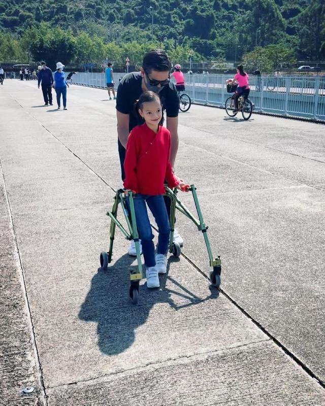 钟丽淇10岁女儿开始学走路，患罕见基因疾病，被断言活不过两岁