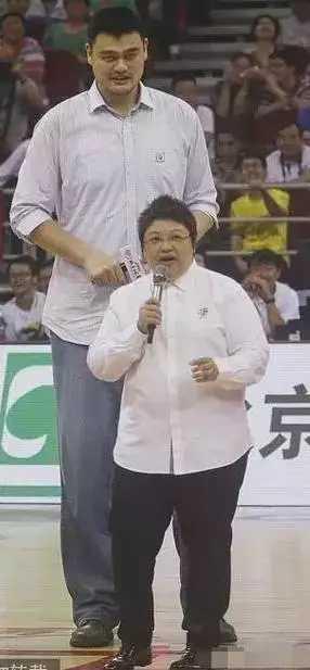 “身高检测器”姚明与众星合影：黄晓明让人意外，韩红小鸟依人