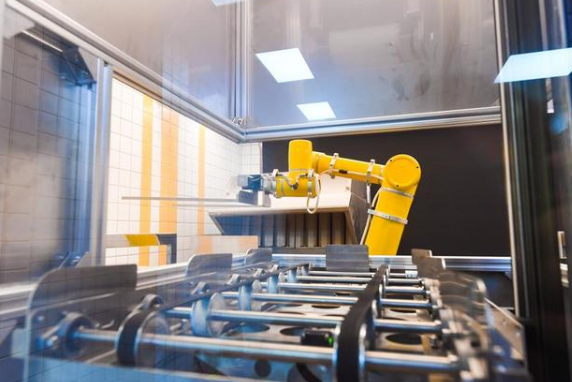 全國首家AI智能餐廳開業，大廚全是機器人24小時營業