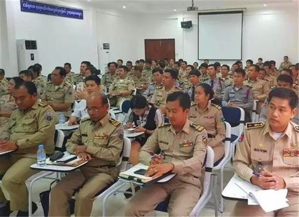 柬埔寨“黄赌毒”：白人寻欢天堂，本地人的噩梦