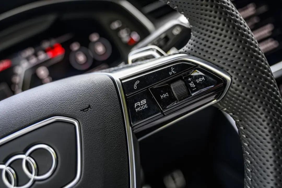 试完这台奥迪8缸性能车后发现，原来性能车也能很舒适