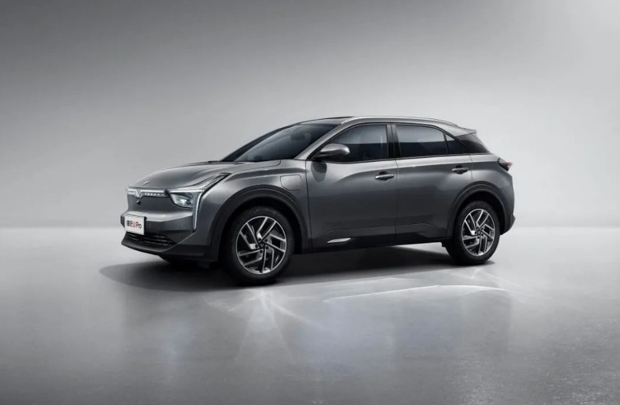 正面硬刚燃油车的蔚来、理想都出名了，哪吒呢？