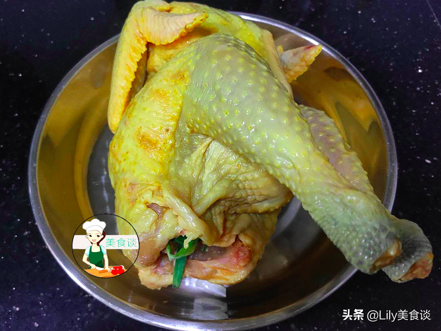 家常鹽焗雞做法，不用埋在鹽堆裡，只需一種調料，跟買的一樣好吃