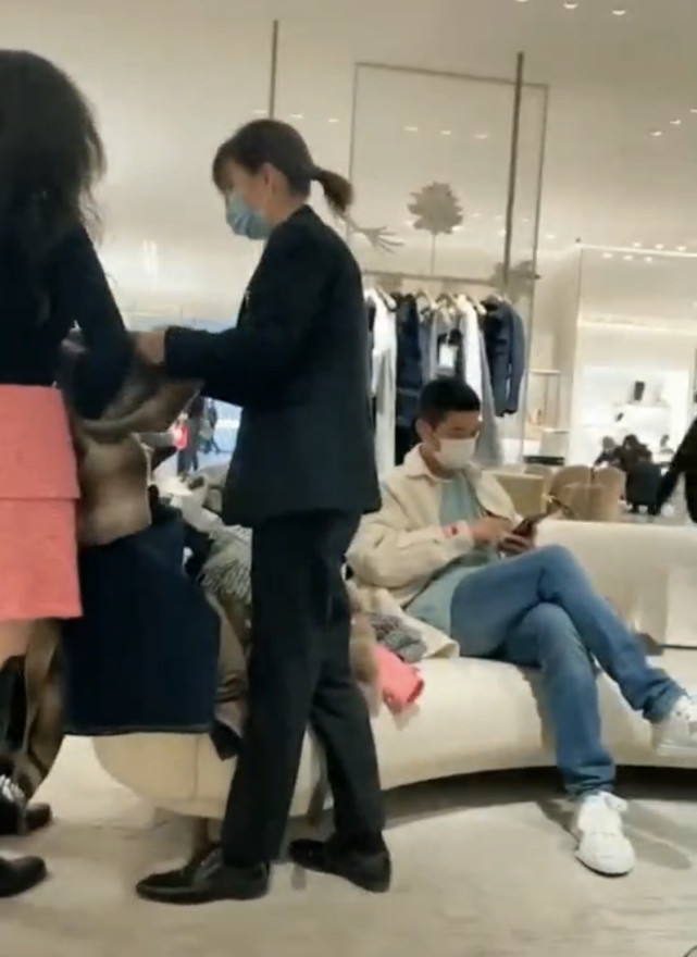 杜江陪霍思燕逛街，寒冷北京街頭相擁自拍，結婚七年如熱戀般甜蜜