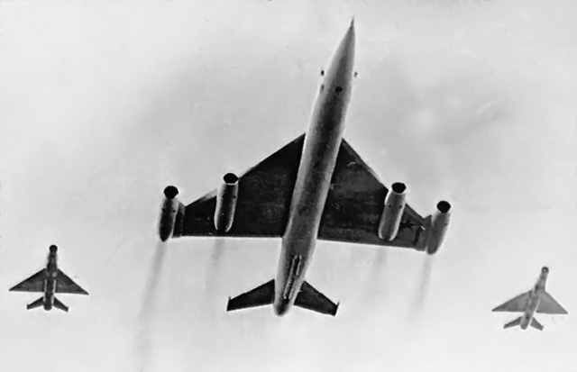 冷战中诞生的M50超音速轰炸机，与图22同年首飞，