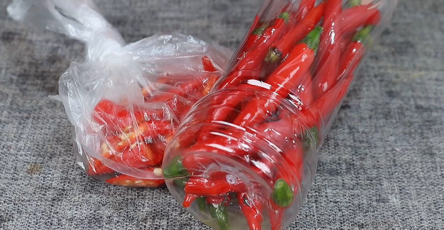 趁小米椒便宜，教你2个保存妙招，放一年不坏，实用又划算