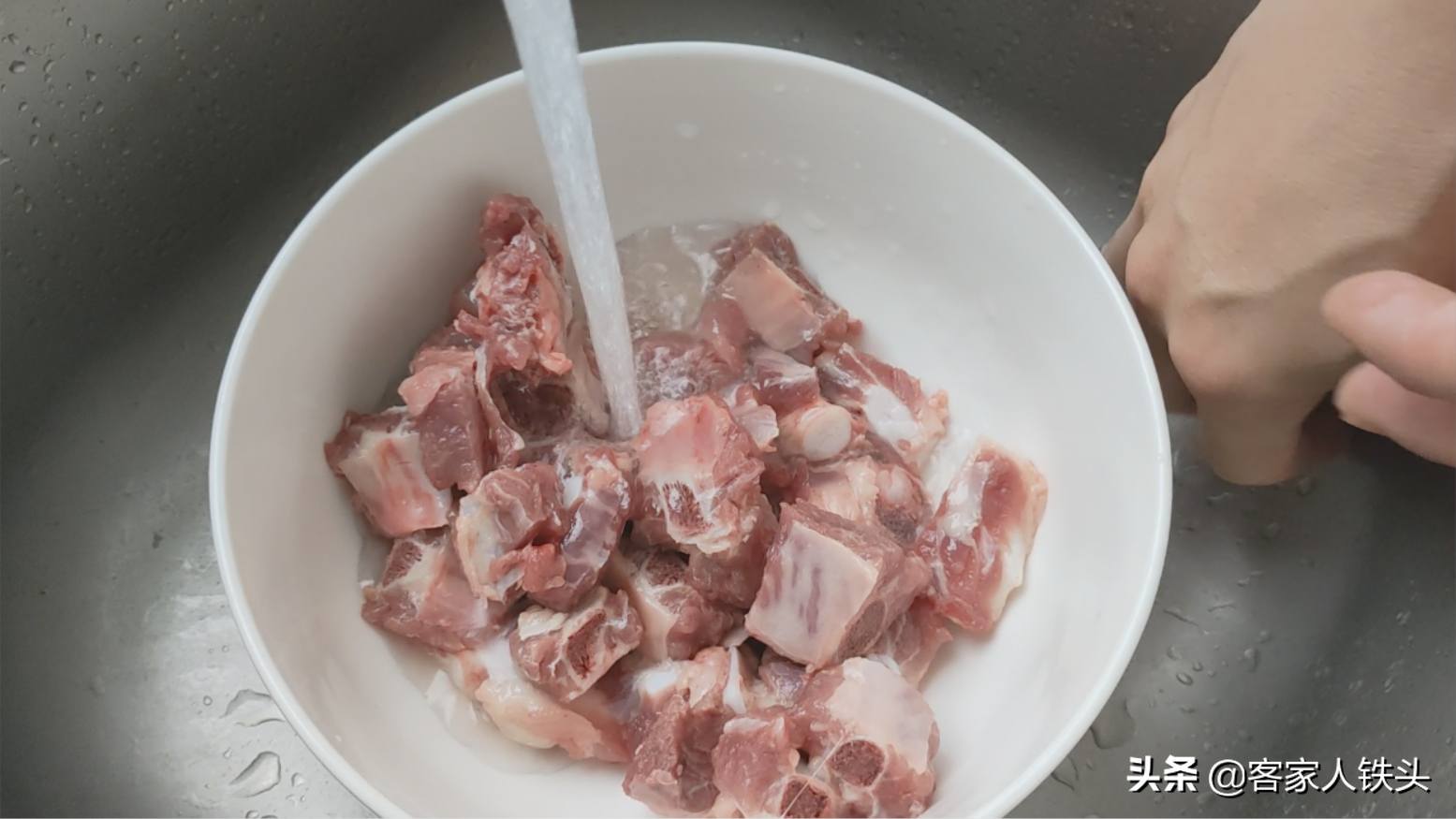 广式蒸排骨：详细配方与做法，掌握好这一步，排骨嫩又滑越吃越香