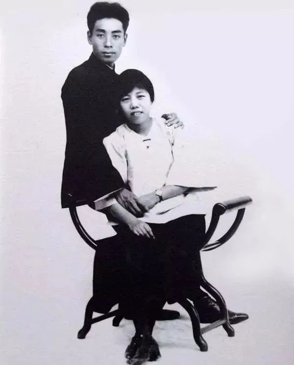 “望你珍摄,吻你万千!”周恩来一生写给邓颖超74封情书,没有一句“我爱你”却经典传世