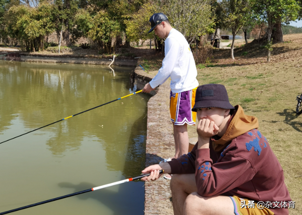 34岁男篮国手悠闲钓鱼！仍是CBA主力，和妻子是清华同学