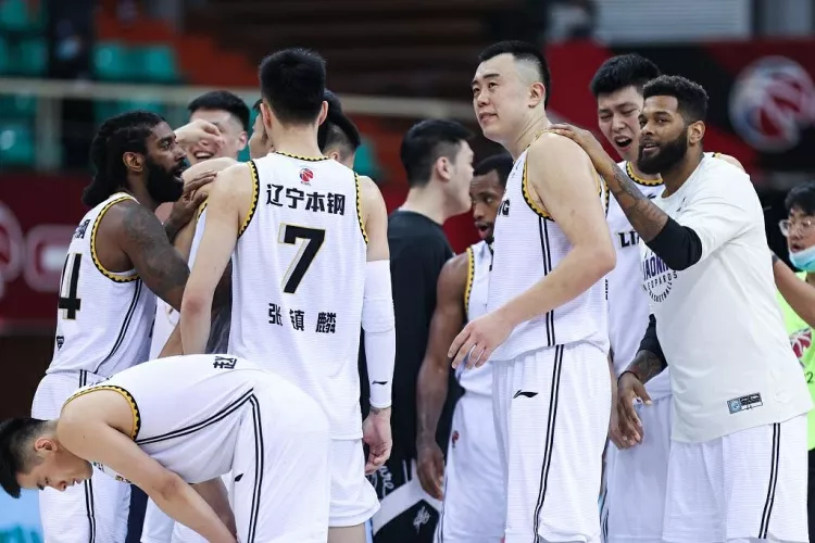 郭艾伦又有情绪！杨鸣13个字批评，太到位！赵继伟和周鹏是他榜样