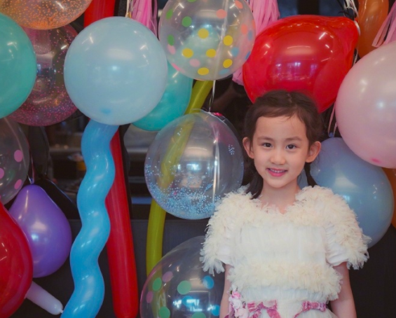 黃磊二女兒長大了！ 7歲染藍髮做美甲被指太成熟，育兒方式引爭議
