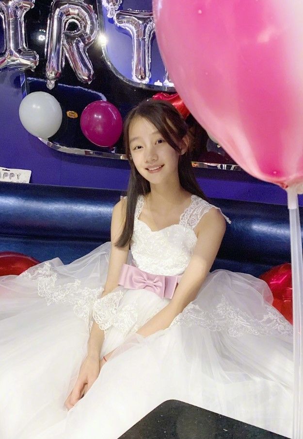 赵薇12岁“女儿”终于返校，穿工装裤会配骑士靴