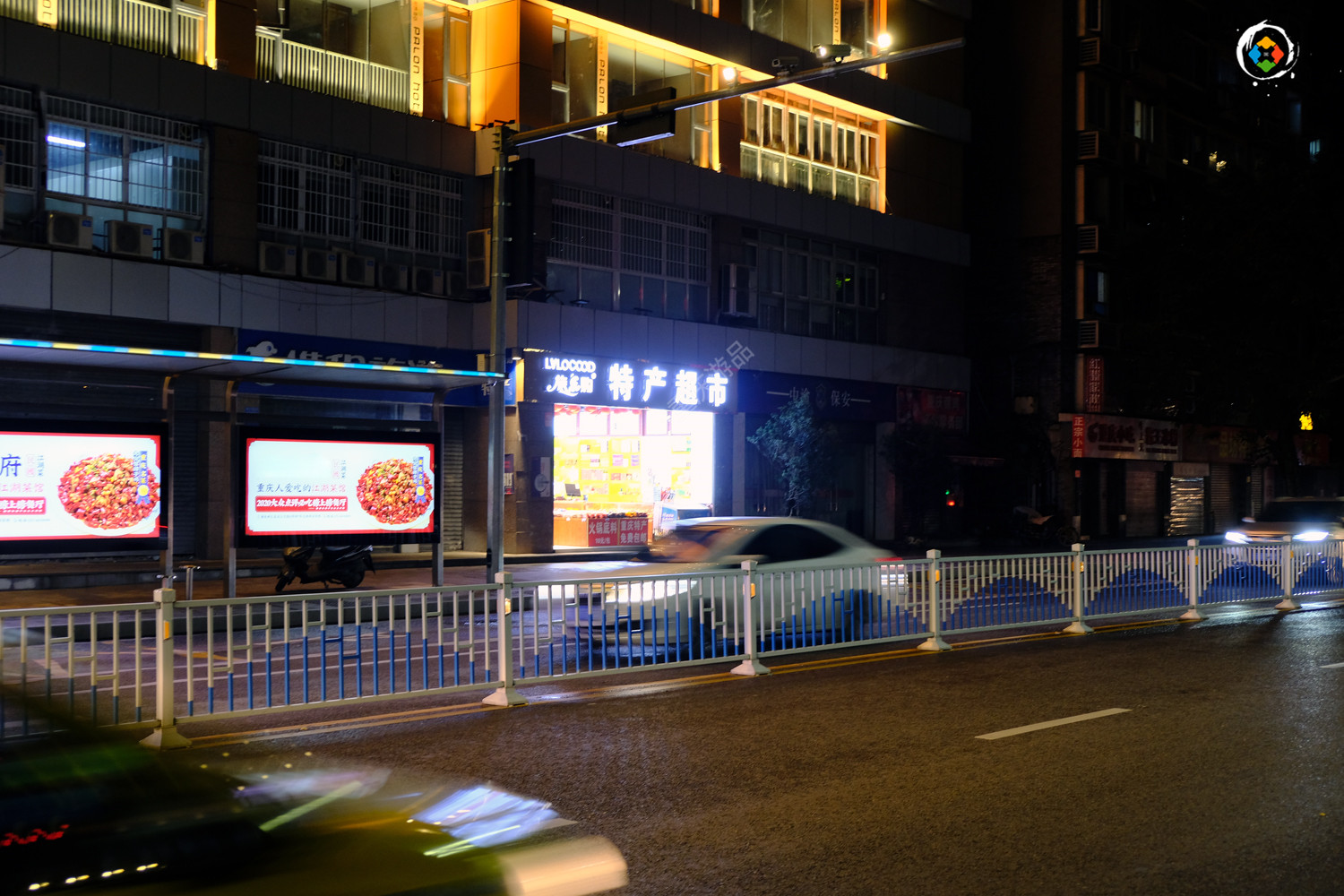 商业化的重庆李子坝：2楼开设小吃一条街，还有3层楼等待开发
