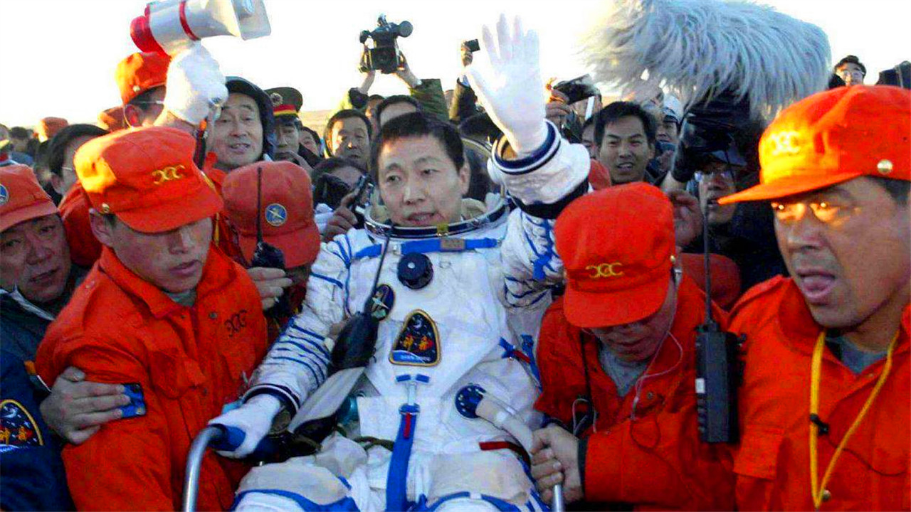 航天员返回地球后，为什么都站不起来，要坐在轮椅上？牺牲太大了