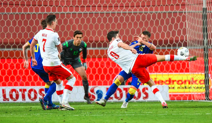 莱万10连杀2021年进球已达25打进了球队的前两个进球