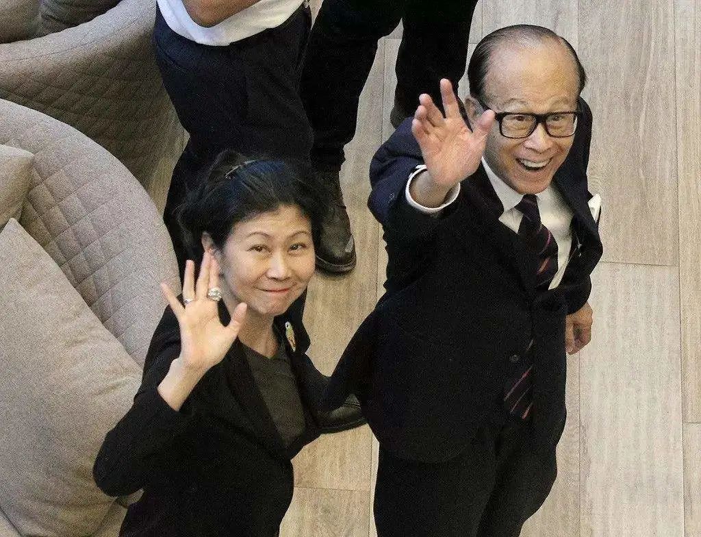 甘愿无名份陪在富豪身边的女人们，各有各的魅力，最久的已经27年