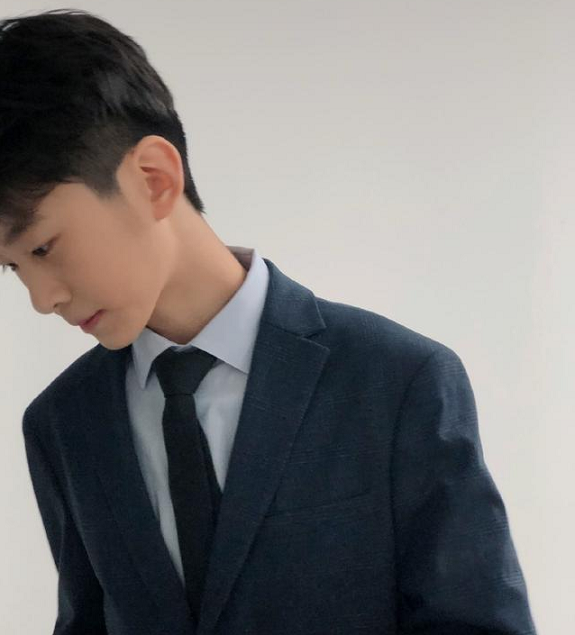 13岁天天与张亮同框，身高接近1米8，穿西服颜值
