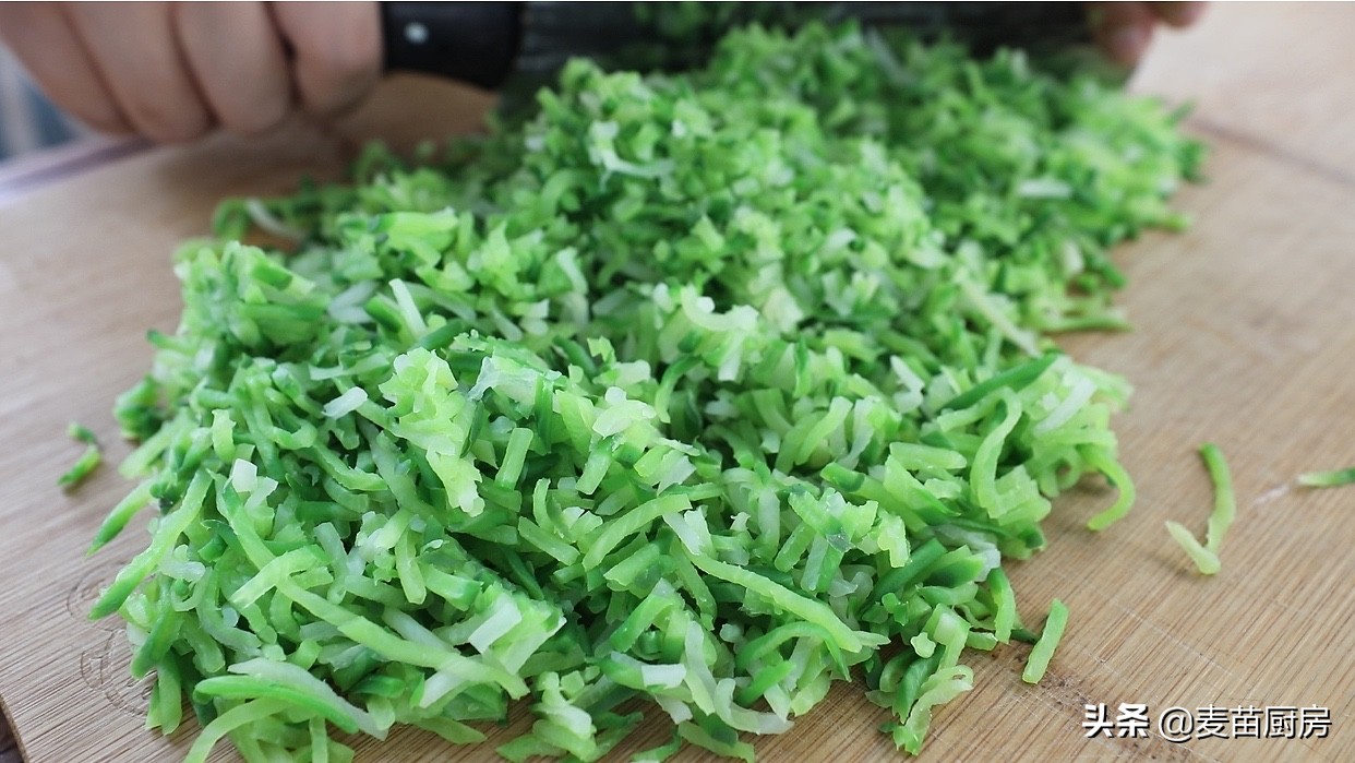 教你蘿蔔糕做法，不用一滴油，一大鍋吃完也不膩，天冷就要這麼吃