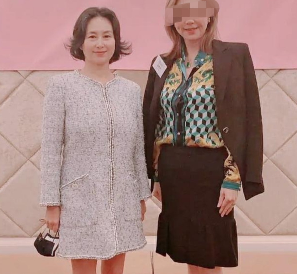 赌王千金何超琼罕现身，曾被评为香港女首富，合照却只能站边角？