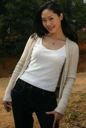 她是著名歌曲家，丈夫婚内出轨遭背叛，二婚嫁