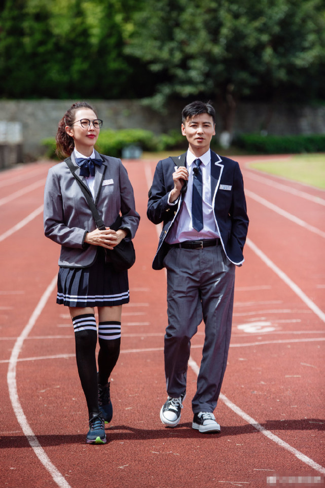 蔡少芬张晋穿学生装甜蜜放闪，夫妻俩逛操场骑单车，宛若校园情侣