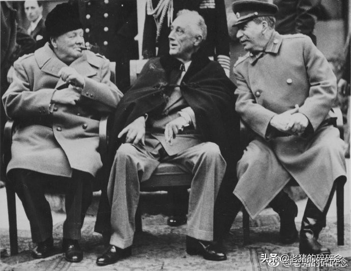 雅尔塔会议三巨头珍贵老照片，丘吉尔表情不屑，斯大林面露杀机