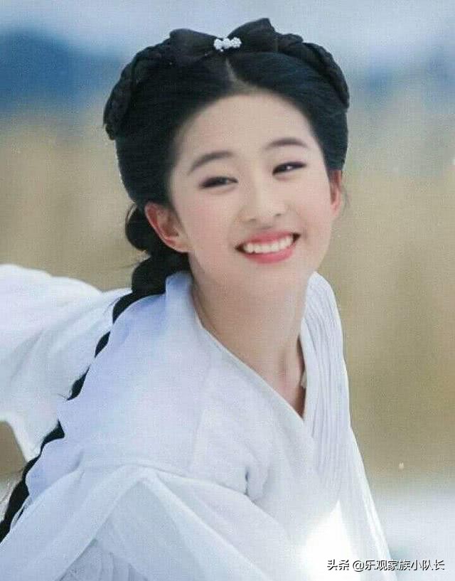 被记者问“你是哪个国家的人”刘亦菲的回答亮了