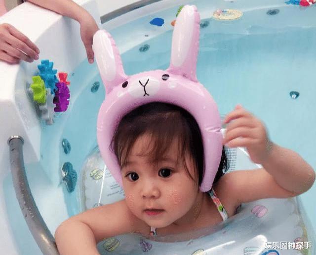 贾静雯的三个女儿，老大眼线上扬成熟不少，咘咘、波妞长大很多