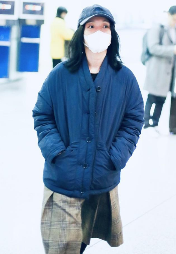 周迅造型依旧接地气，穿蓝棉袄配裤裙，走路霸