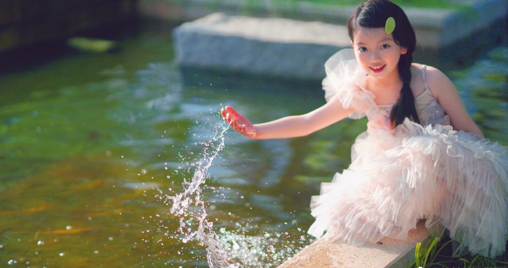 阿拉蕾已长成大姑娘，褪去稚气出落成小女神，白裙如仙美得不敢信