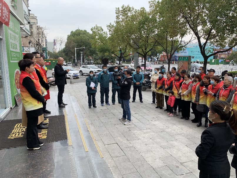 团市委联合天中义工联合会举办快递员歇脚点志愿服务站挂牌仪式