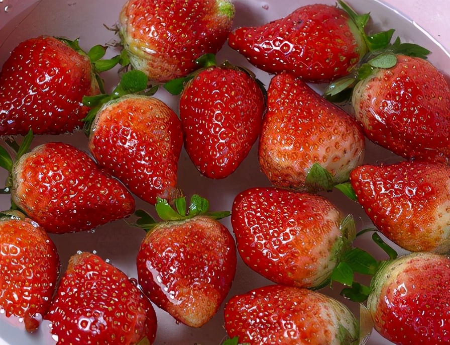 洗草莓，加盐加碱都不对！教你正确方法，洗得超干净，吃得更放心