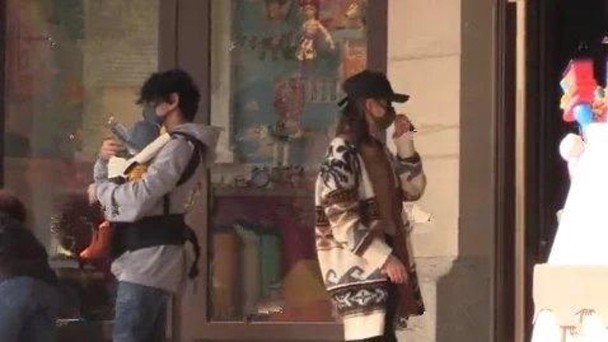 吳奇隆牽著劉詩詩台北街頭甜蜜約會，發現跟拍老公力爆發保護妻子