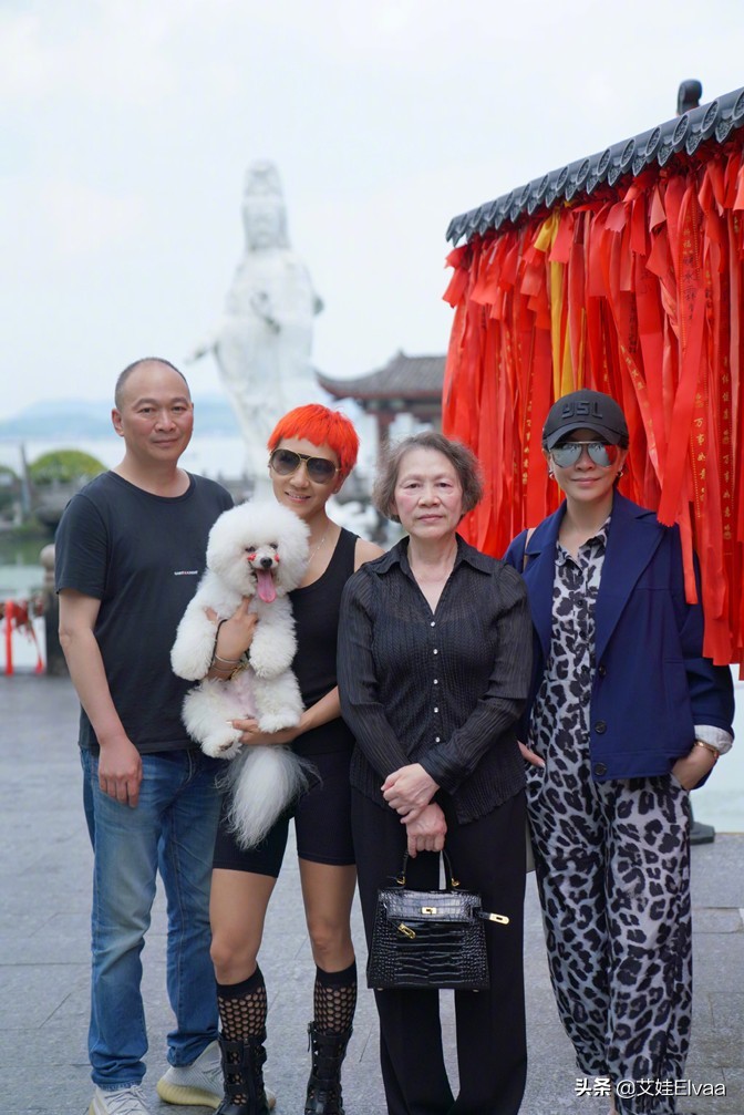 刘嘉玲携母拜佛祈福，穿连体裤靠边站，刘妈拎40万包不小心露富了