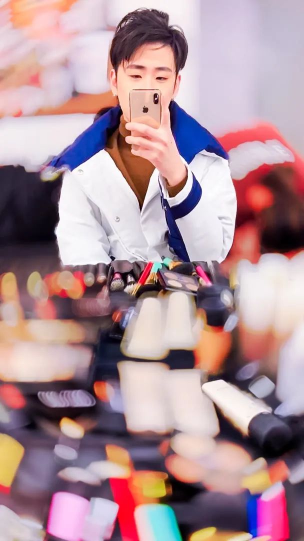 Wallpaper comes to Zhang Yunlei