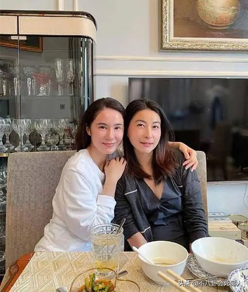 香港藝人聚會也有圈子之分，富豪明星一起玩，過氣藝人扎堆內(nèi)地