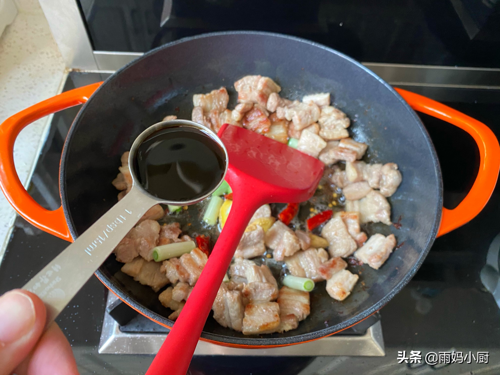 元旦团圆必做的炖菜，鲜香入味的五花肉炖鹌鹑蛋，美味滋补超下饭