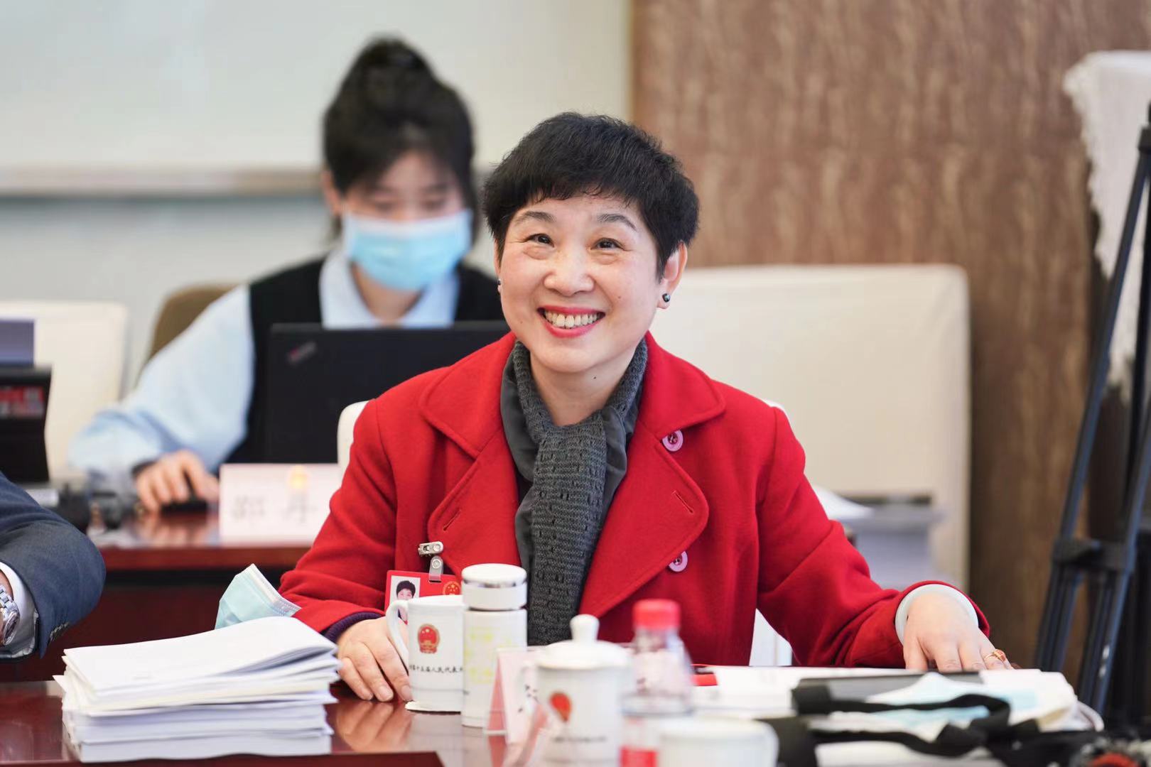 【上海两会】上海市人大代表德甄建议完善上海居家养老护理服务、培育专业护理人员队伍的建设