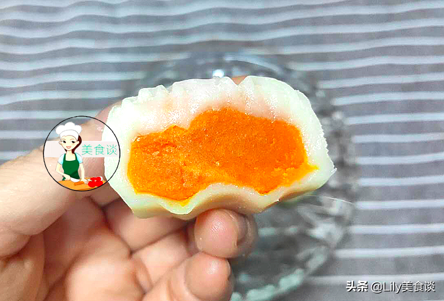 想吃月饼不用去买了，自己做不用烤箱、低糖低油不腻，吃过还想吃