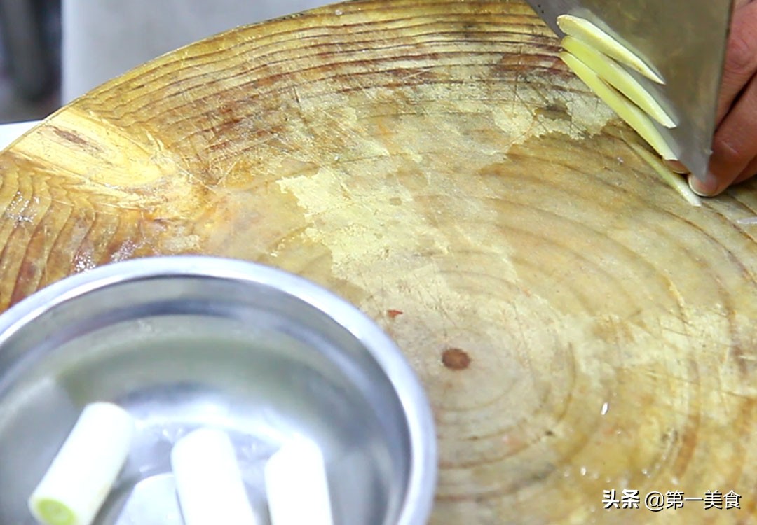 廚師長教你這樣做白斬雞，雞肉鮮香美味，原汁原味，看著就流口水