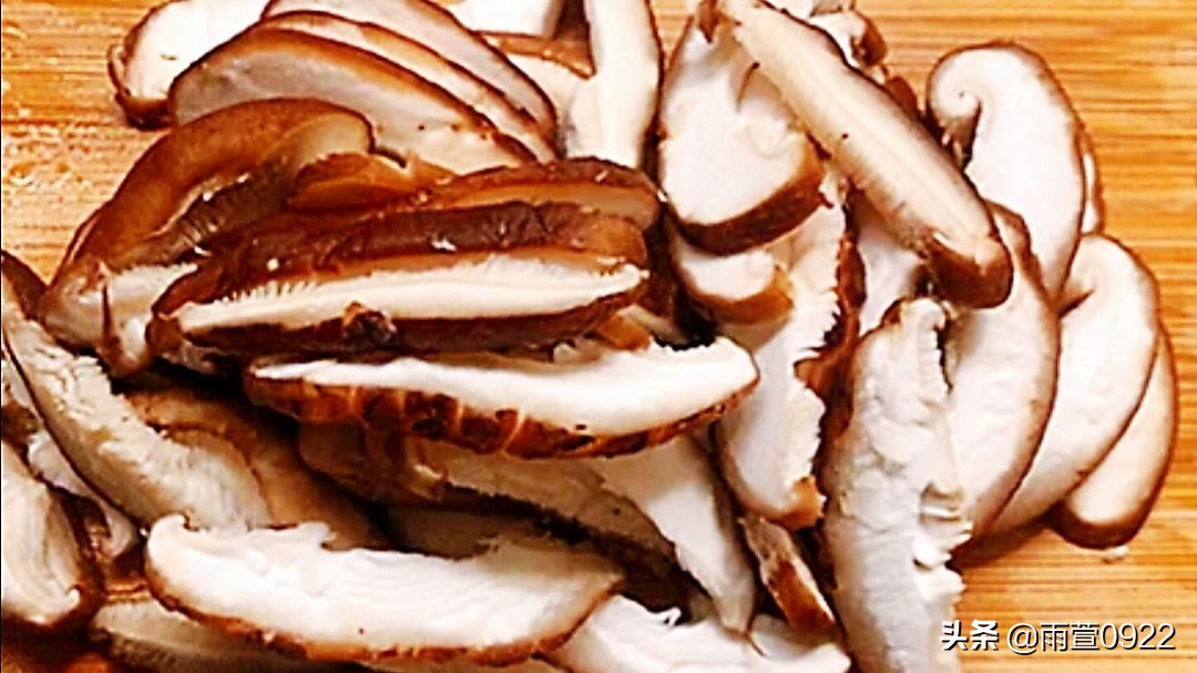 Lazy version of steamed chicken with mushrooms: the chicken is tender and juicy, the mushrooms are fragrant and refreshing, and the soup is rich and delicious.