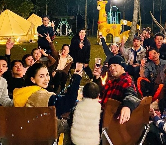 周杰伦和岳父一起过父亲节，同时向昆凌送吻，周董边亲边笑超害羞