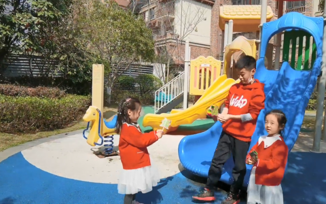 楊威老婆帶仨孩子採摘，樂樂變大力士拎兩筐草莓，高姐姐歡歡半頭