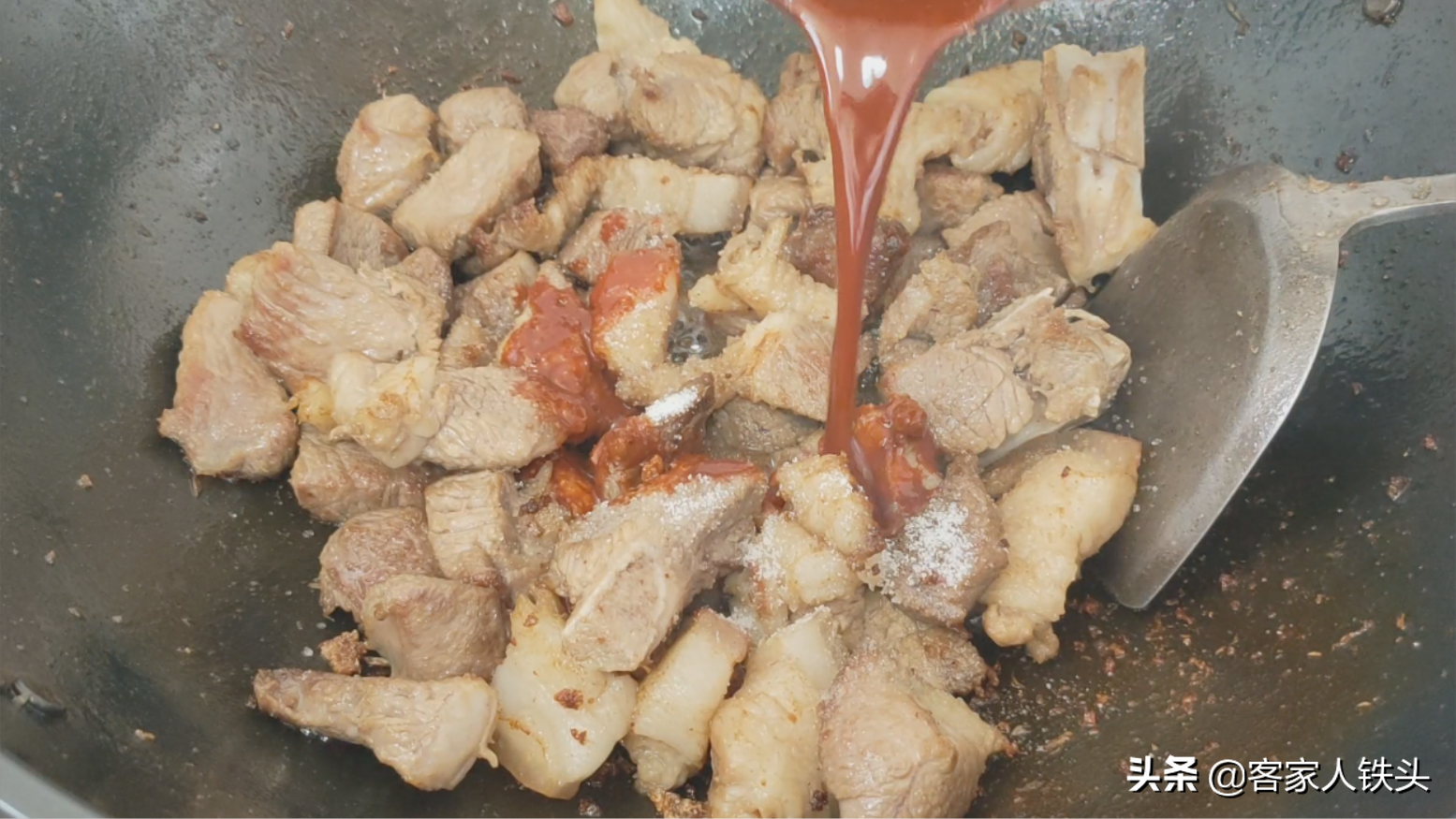 客家人传统的土方法炖肉，肉香味美原汁原味，4斤出锅吃完还想吃