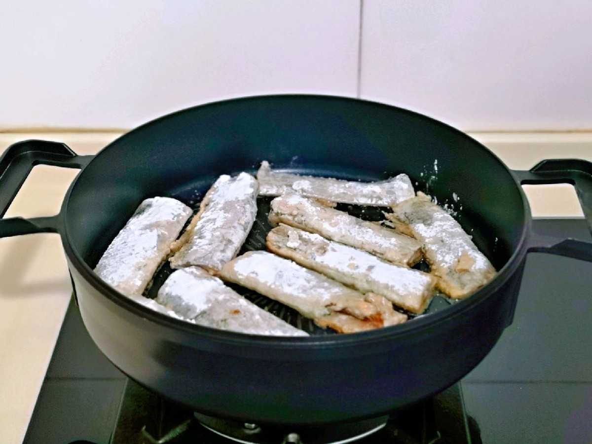 带鱼加入孜然和迷迭香煎一煎，味道丰富，外酥里嫩真好吃