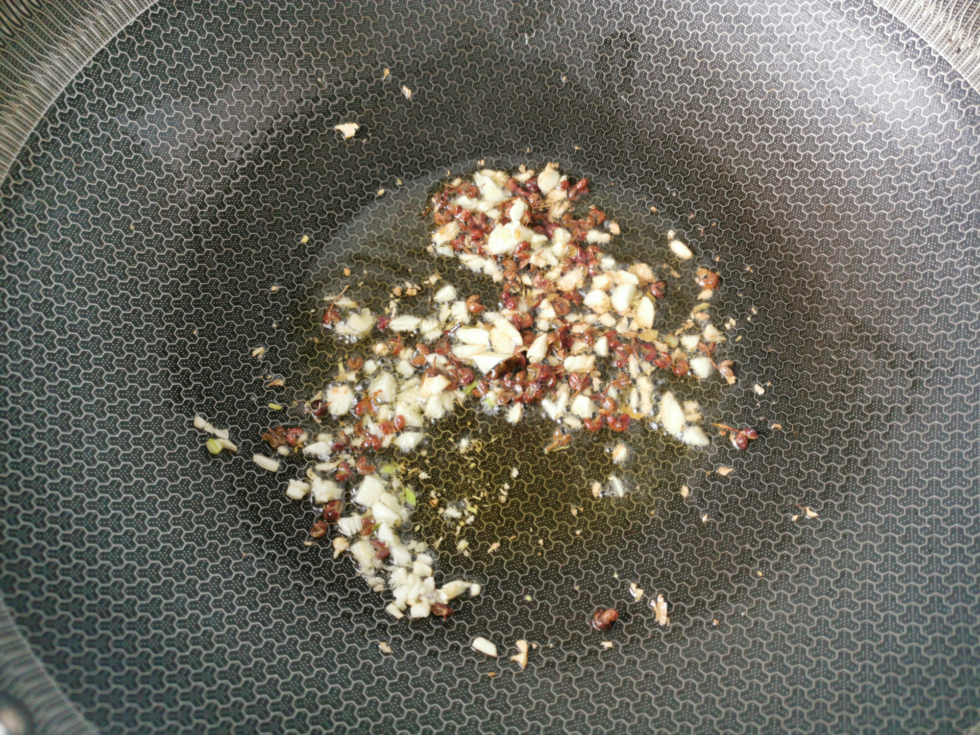 我家大蝦不愛水煮，學會這種做法，不油炸不清蒸，外酥里嫩不油膩