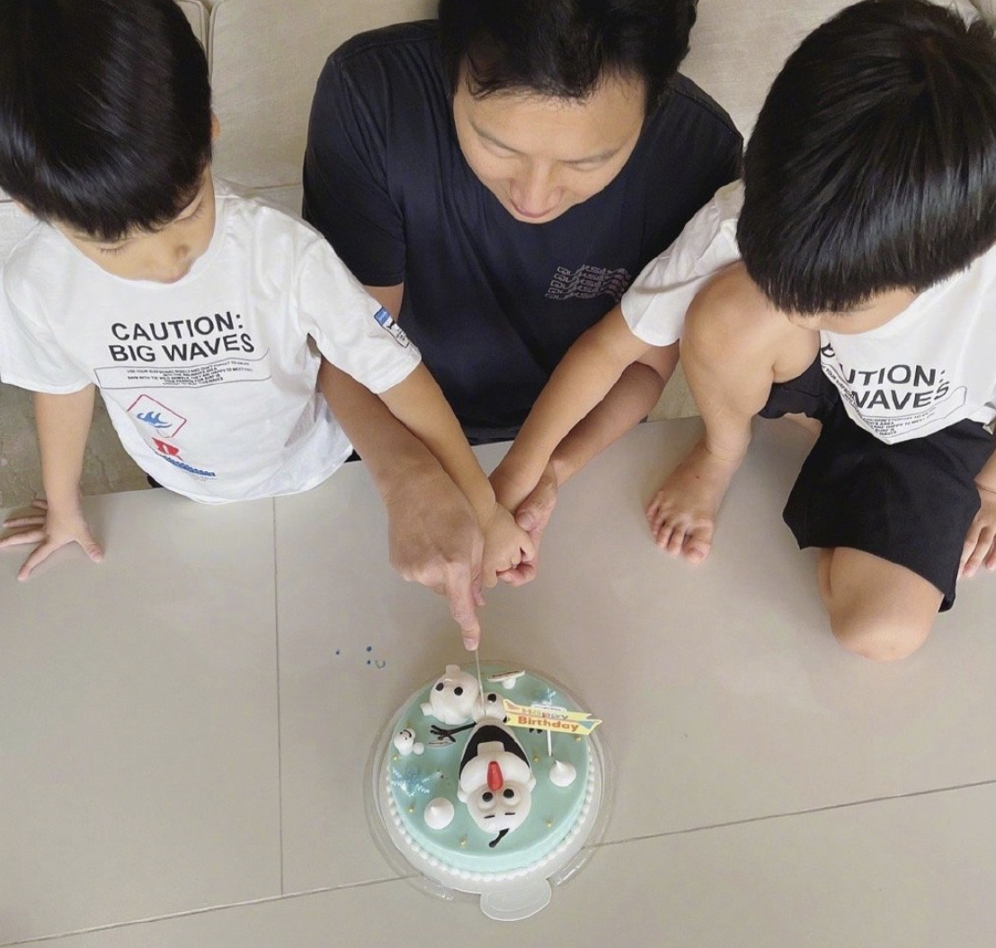 侯佩岑为47岁老公庆生，父子三人一起切蛋糕，兄弟俩像双胞胎